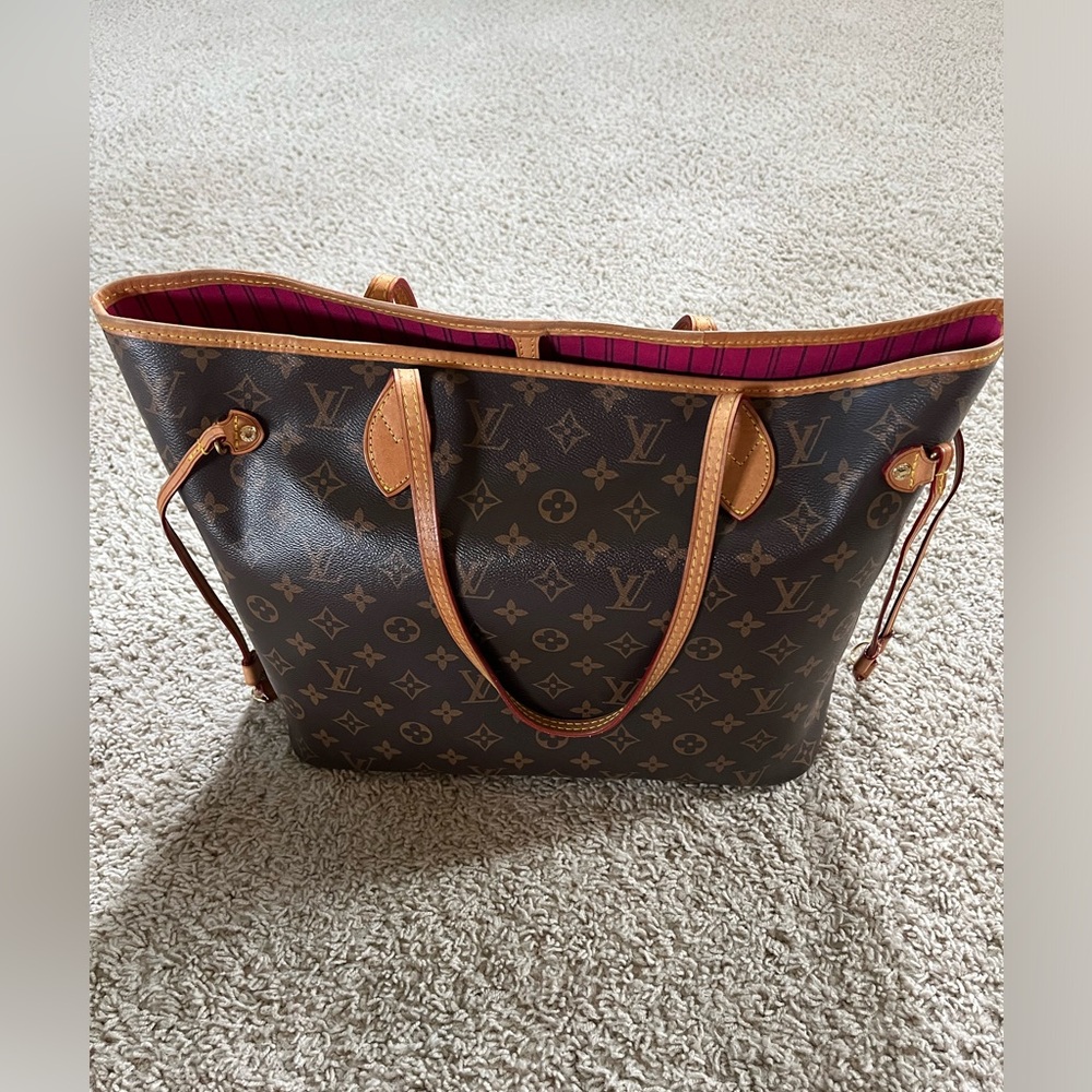 Louis Vuitton Women’s Purse + Extra Pouch